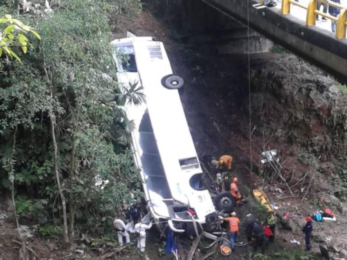 Accidente en vía Medellín - Bogotá deja 7 muertos y 20 heridos