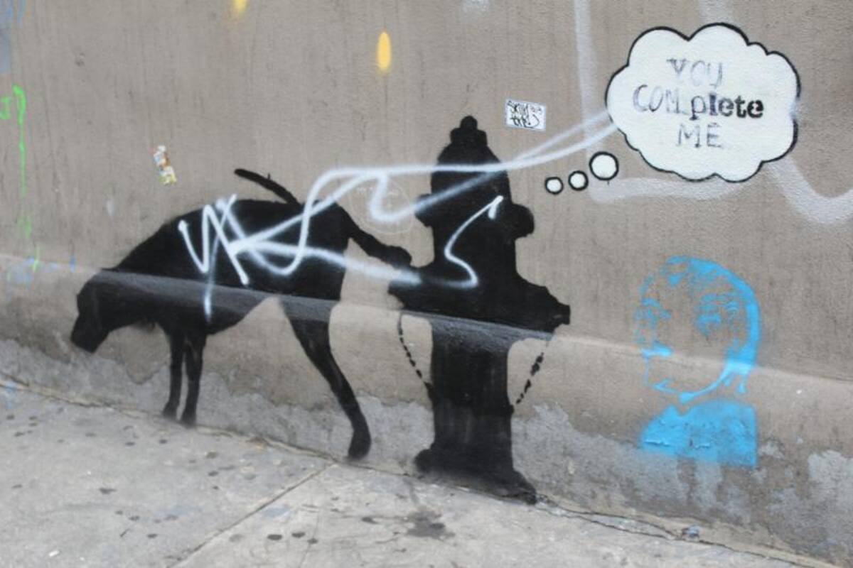 Detalle del reciente grafiti de un perro que hizo Banski en un muro de Chelsea este 11 de octubre de 2013, en Nueva York (EE.UU.)
