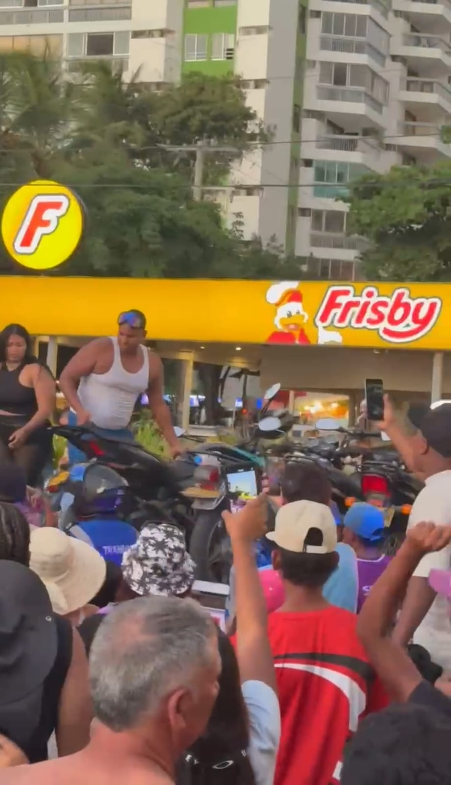 Ciudadanos interfieren operativo de tránsito en El Rodadero y retiran motos inmovilizadas/ Cortesia.