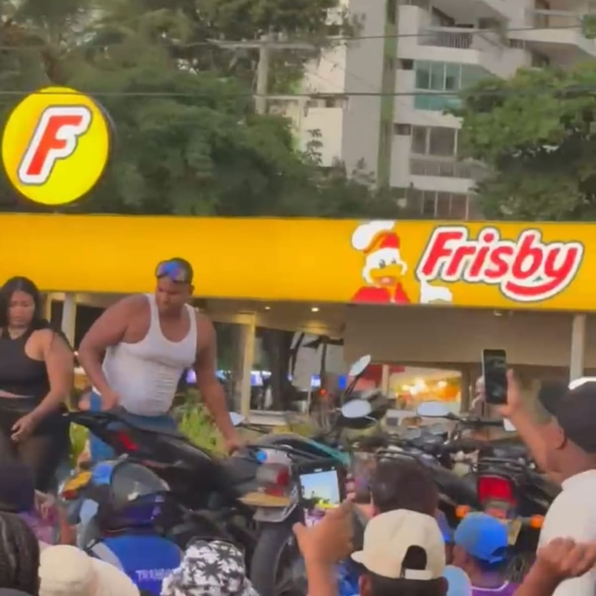 Ciudadanos interfieren operativo de tránsito en El Rodadero y retiran motos inmovilizadas