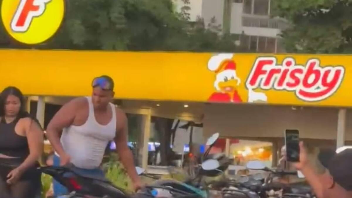 Ciudadanos interfieren operativo de tránsito en El Rodadero y retiran motos inmovilizadas