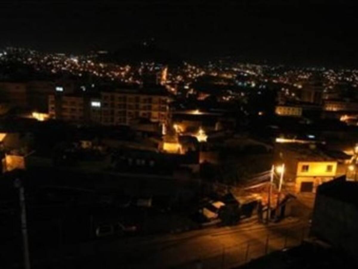 Tres horas duró el apagón en Arauca por la caída de un árbol en la red eléctrica