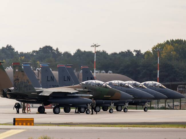LAKENHEATH, ENGLAND - SEPTEMBER 28: F15's manoeuvre at RAF Lakenheath on September 28, 2026 in Lakenheath, England. Imagen tomada de Getty Imagenes (Crédito: Dan Kitwood / Fotógrafo de plantilla)