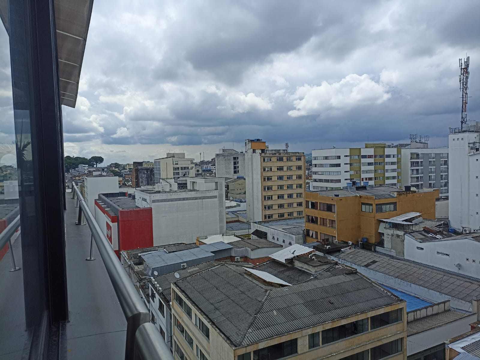 Días de cielo parcialmente nublado en el centro de Armenia