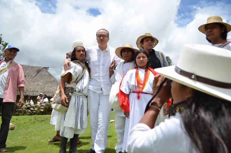 El Jefe del Ministerio Público, Fernando Carrillo reunido con los indígenas en la Sierra Nevada de Santa Marta. /FOTO PROCURADURÍA