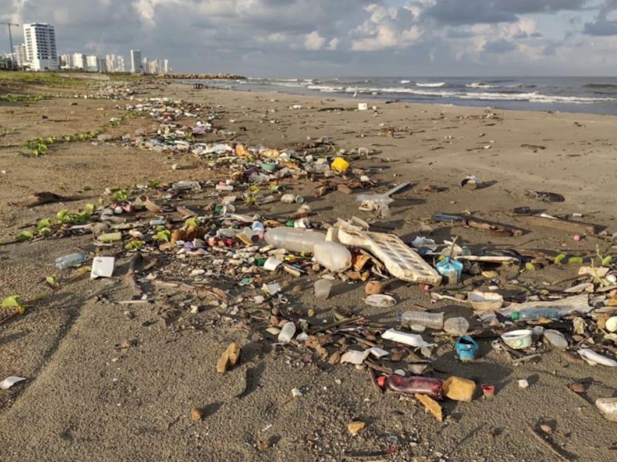 En Cartagena, playas de Crespo llenas de basuras