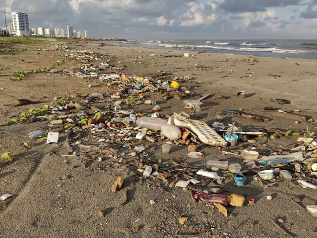 En Cartagena, playas de Crespo llenas de basuras