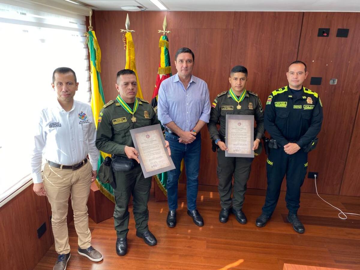 Condecoraron a policías que reanimaron a niña de 3 años