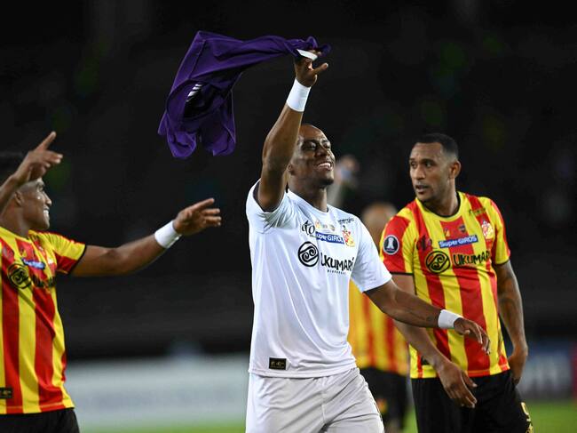 Players of Deportivo Pereira celebrate their victory after the end of the Copa Libertadores group stage second leg football match between Colombia's Deportivo Pereira and Argentina's Boca Juniors, at the Hernán Ramírez Villegas stadium, in Pereira, Colombia, on May 24, 2023. (Photo by Raul ARBOLEDA / AFP) (Photo by RAUL ARBOLEDA/AFP via Getty Images)