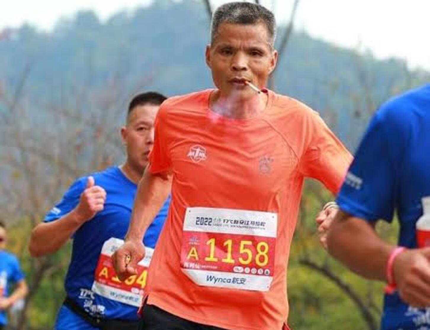 Tío Chen, el atleta que se hizo viral por correr maratones mientras fumaba. Cortesía: TW: @forumpandlr