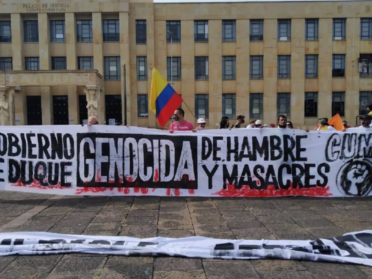 VIDEO: Vigilante armado se defendió de manifestantes