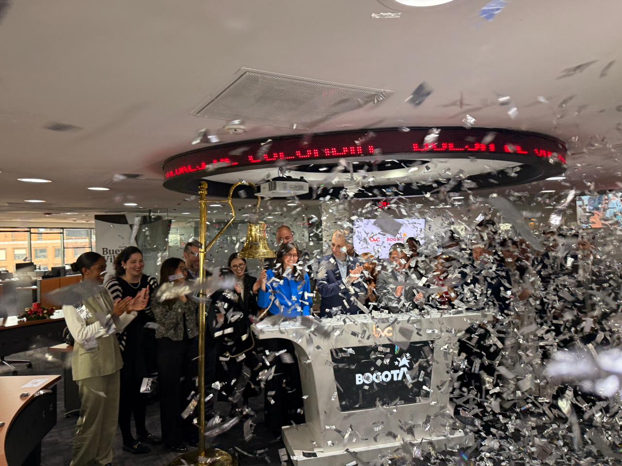 Distrito emitió bonos de deuda pública para financiar obras de infraestructura en Bogotá. Foto: Prensa Secretaría de Hacienda.