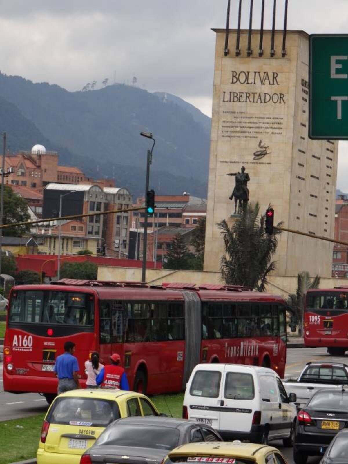 11:30 de la mañana, la estación de transmilenio de Los Heroes fue sede de un evento musical. Los usuarios de este transporte público disfrutaron por más de una hora de música en vivo.