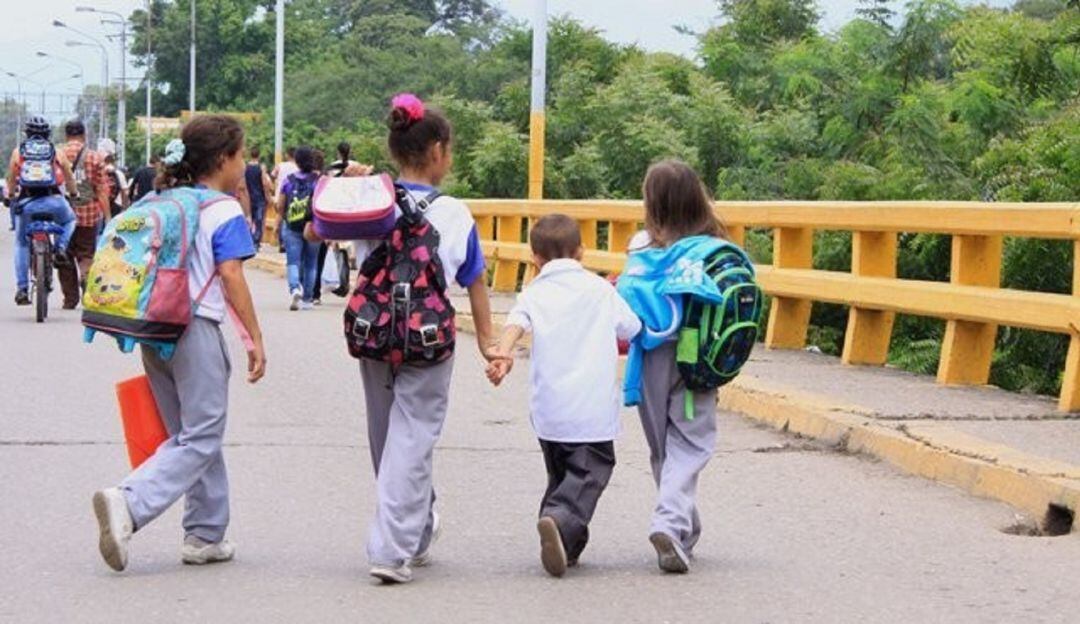 Niños venezolanos cruzando el puente internacional Francisco de Paula Santander.
