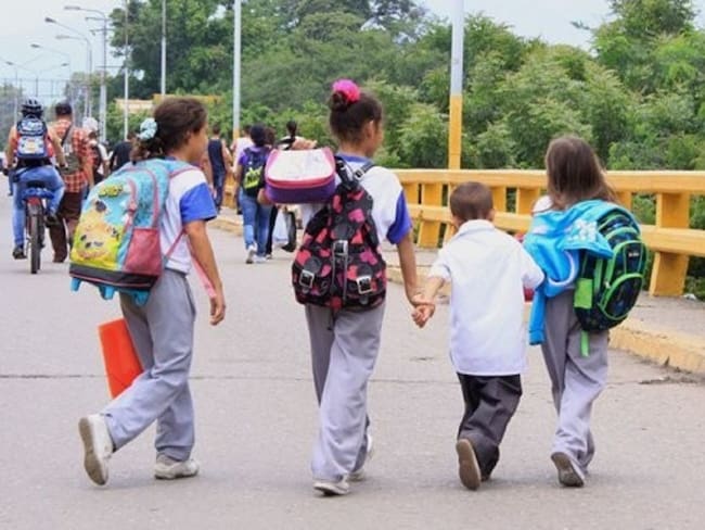 Niños venezolanos cruzando el puente internacional Francisco de Paula Santander. 