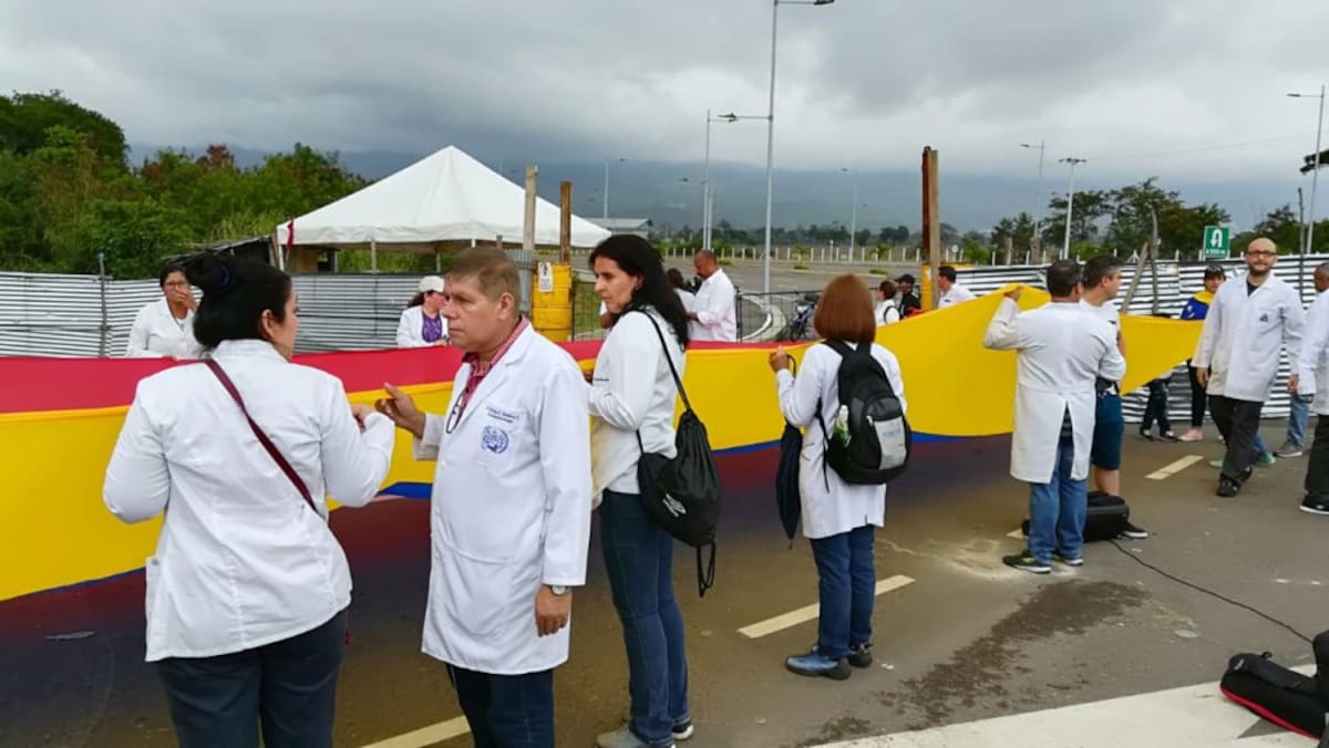 Más de 50 profesionales caminaron desde la frontera hasta el puente Tienditas para exigir garantías para sus pacientes.