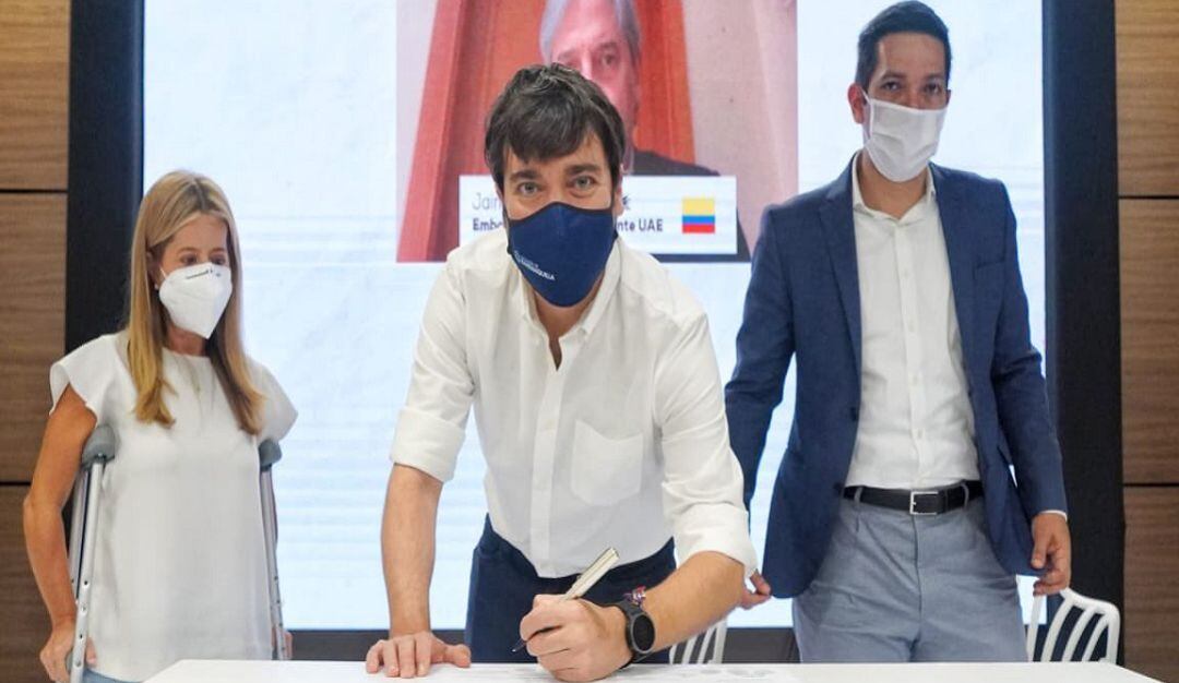 El alcalde Jaime Pumarejo firma el acta de entrega de los equios.