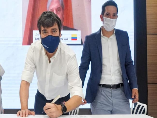 El alcalde Jaime Pumarejo firma el acta de entrega de los equios.