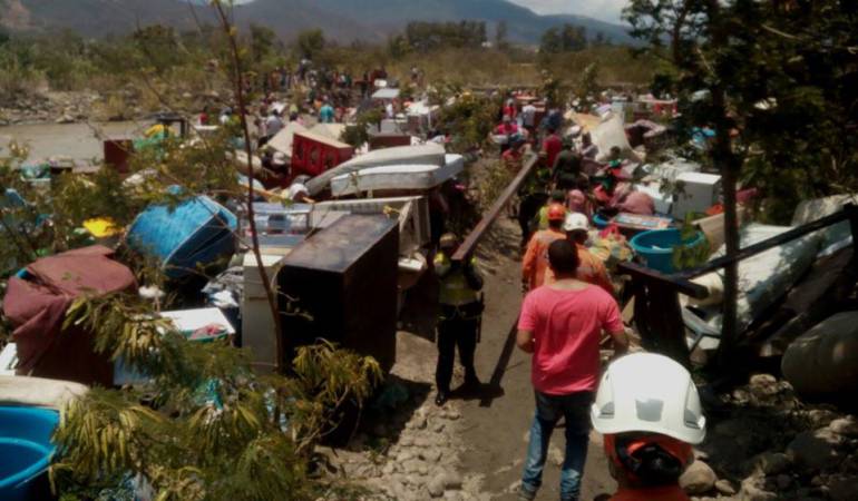 Por el río Táchira miles de colombianos sacaron sus enseres de Venezuela.
