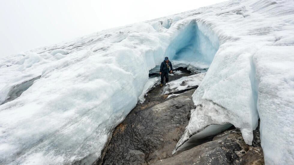 Estas son las grietas del glacial del Ritacuba Blanco, que están dejando al descubierto la disminución del mismo. Foto | AFP