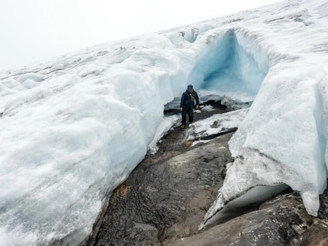 Estas son las grietas del glacial del Ritacuba Blanco, que están dejando al descubierto la disminución del mismo. Foto | AFP