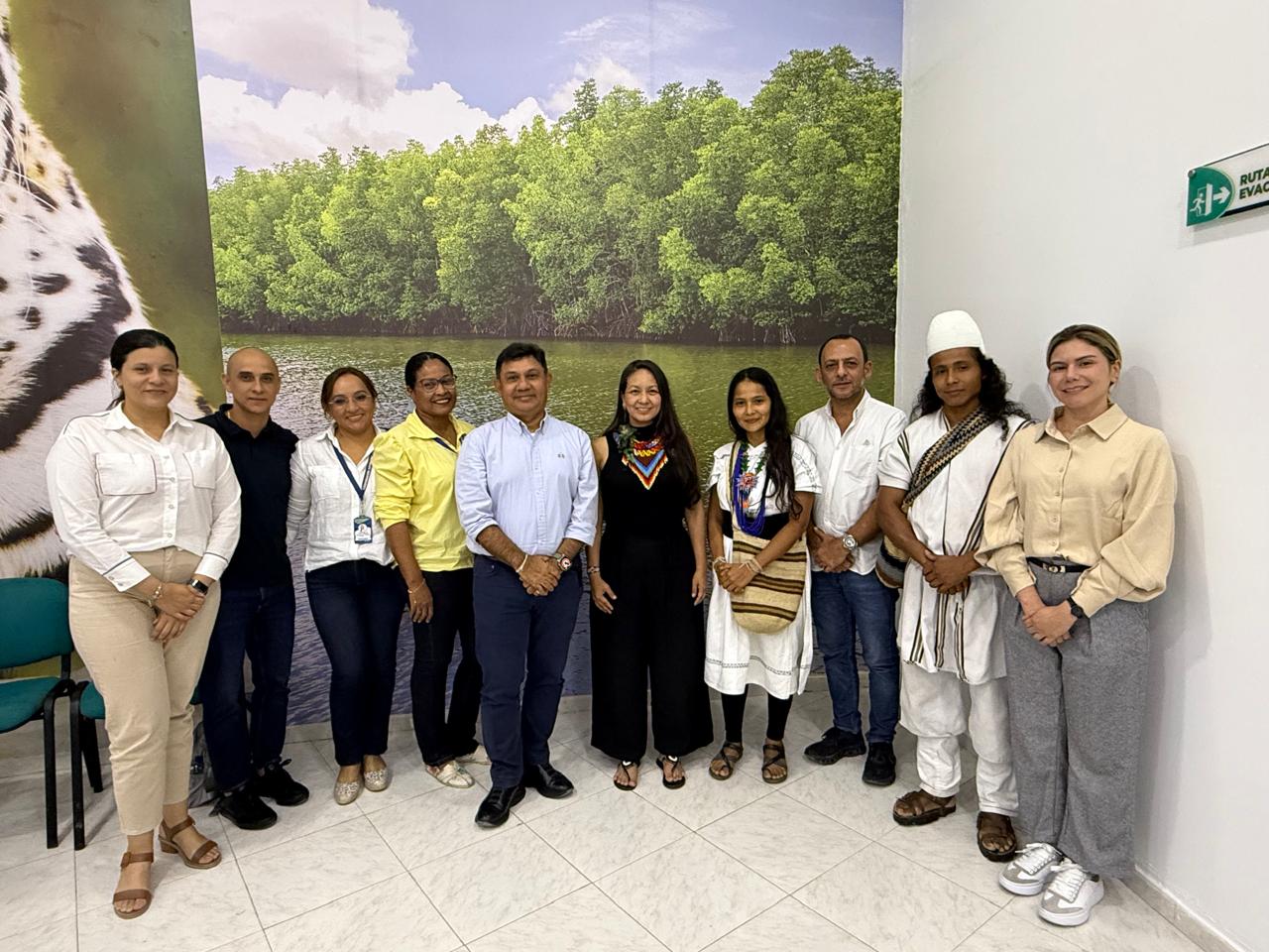 Ministra de Ambiente Lena Estrada acompañada del director de Corpamag Alfredo Martínez y su equipo de trabajo