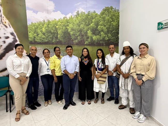 Ministra de Ambiente Lena Estrada acompañada del director de Corpamag Alfredo Martínez y su equipo de trabajo