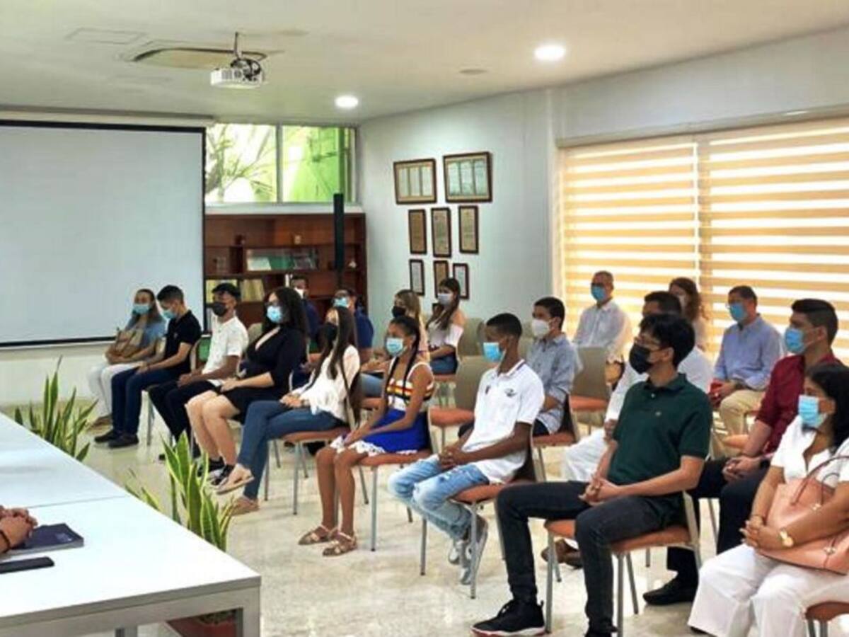 UTB entregó 13 becas a estudiantes de excelencia de Cartagena y Bolívar