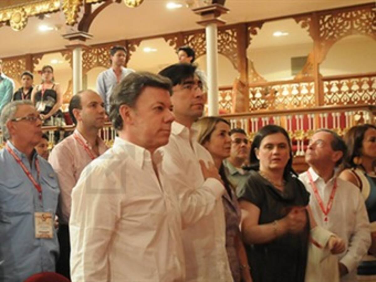 Presidente Santos atenderá reclamos urgentes por Facebook y Twitter
