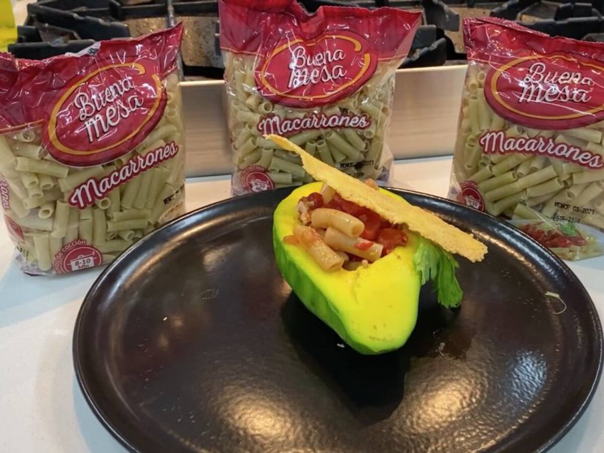 AGUACATES RELLENOS DE MACARRONES AL BLOODY MARY