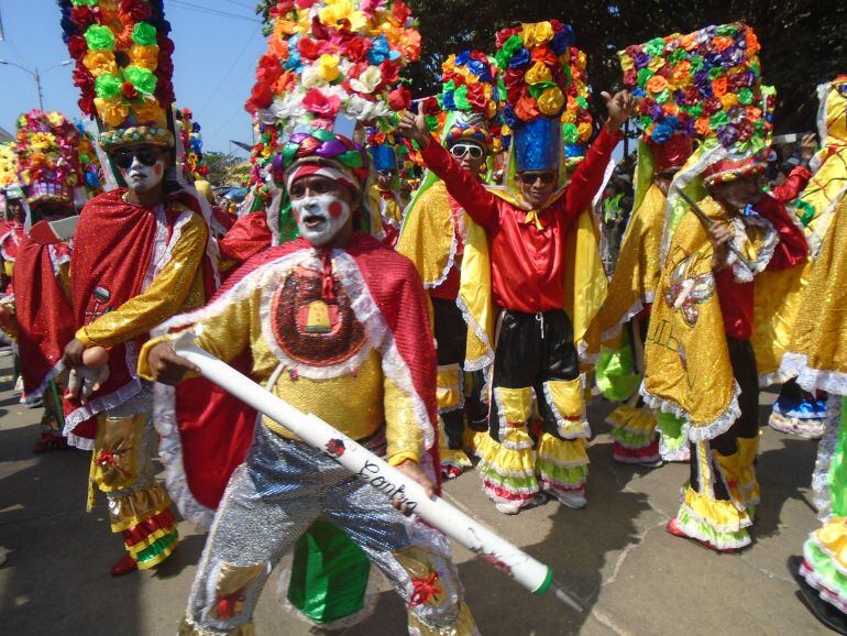 Con el bloque “herencia ancestral” llegaron los congos majestuosos con sus brillantes destellos y alucinantes tocados.
