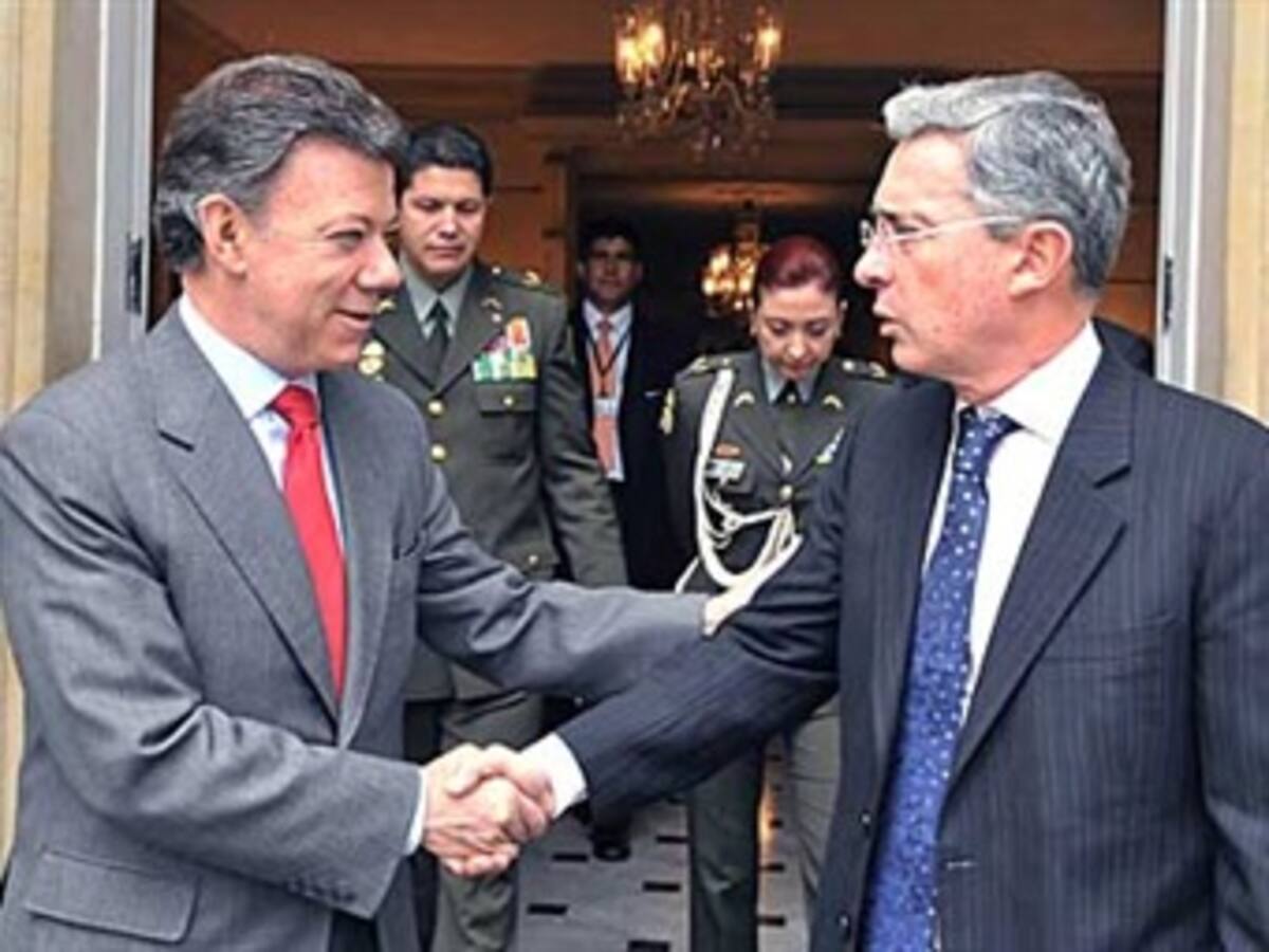 Uribe reitera apoyo a Santos, pero hace reparos a la ley de víctimas