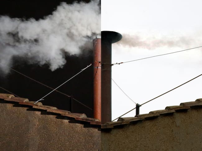 El humo negro significa que no hubo elección de nuevo Papa mientras que el humo blanco significa que los cardenales eligieron a un nuevo líder de la iglesia Católica.
(Foto: Caracol Radio / Getty)