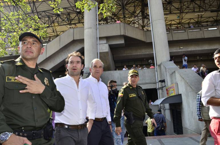 Alcalde de Medellín recorriendo el centro con el comandante de la Policía Metropolitana. 