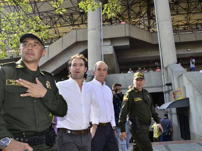 Alcalde de Medellín recorriendo el centro con el comandante de la Policía Metropolitana.