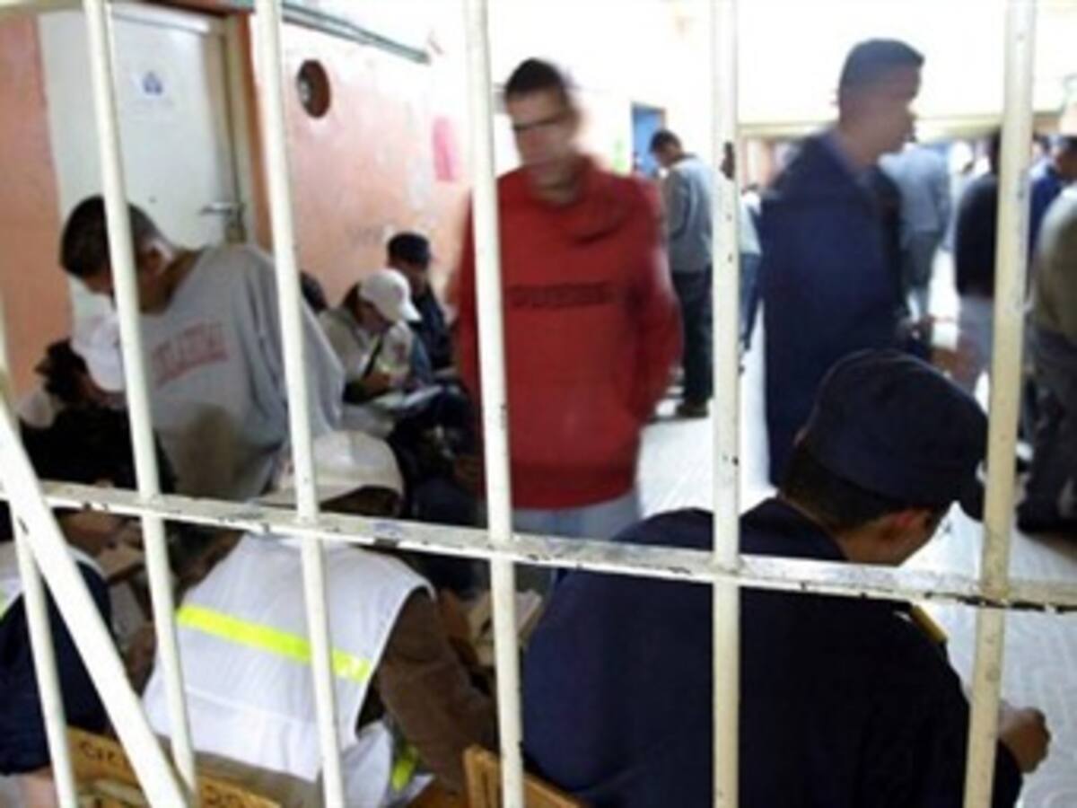 Trasladan presos de calabozos a cárceles en Medellín