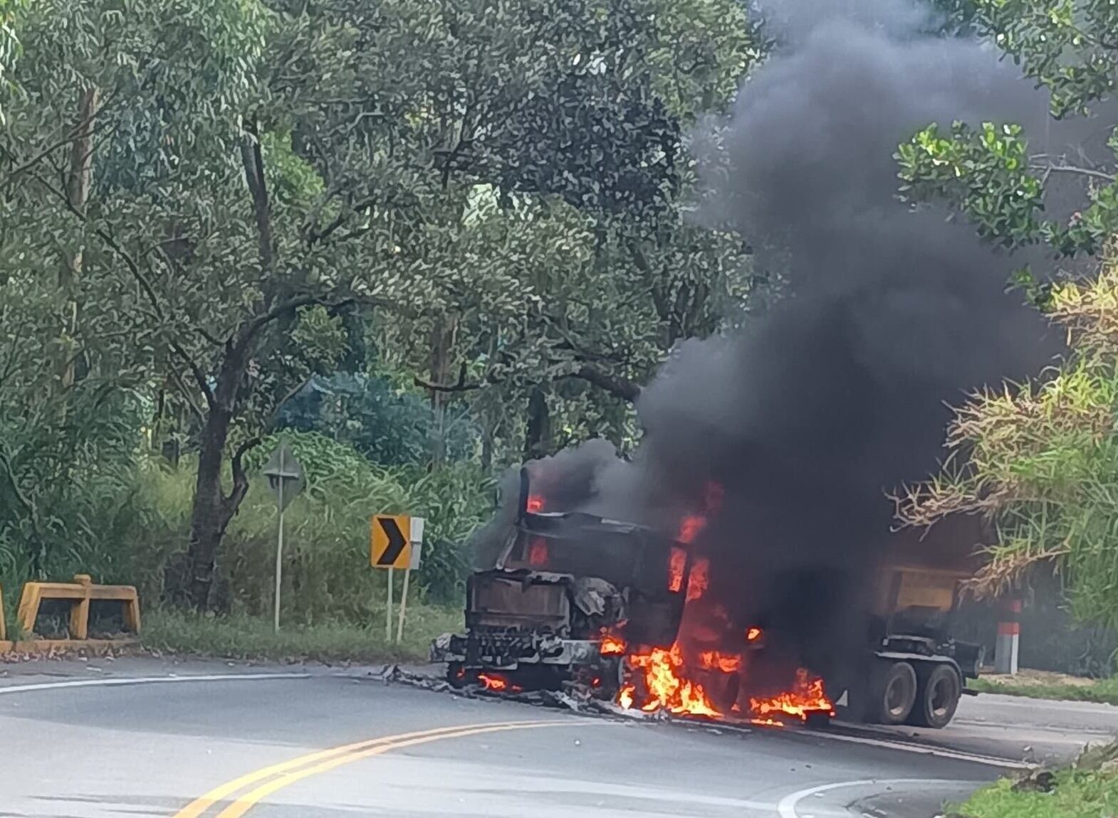 Camión transportador de gas natural accidentado en Barbosa- foto cortesía