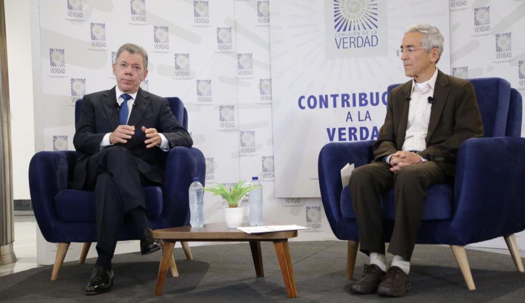 El expresidente Juan Manuel Santos y el presidente de la Comisión de la Verdad, padre Francisco de Roux