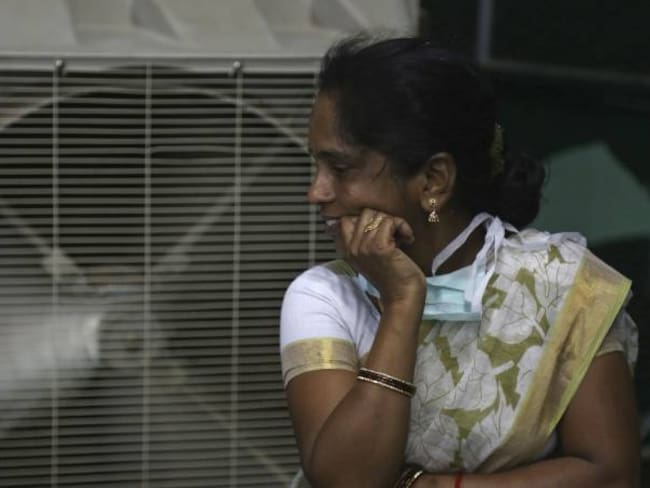 Fotografía de archivo del 31 de mayo de 2015 de una mujer refrescándose del calor en Hyderabad, India. 