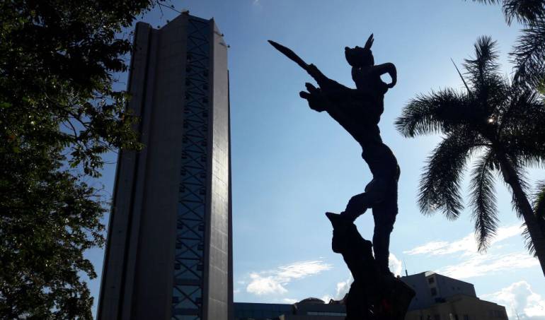 Hermoso amanecer en la ciudad milagro, Armenia, plaza de Bolívar