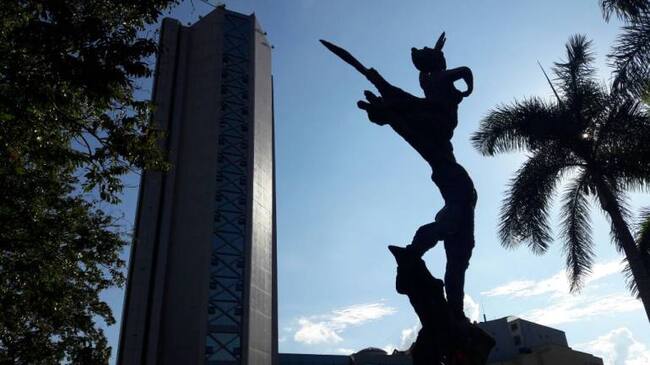 Hermoso amanecer en la ciudad milagro, Armenia, plaza de Bolívar