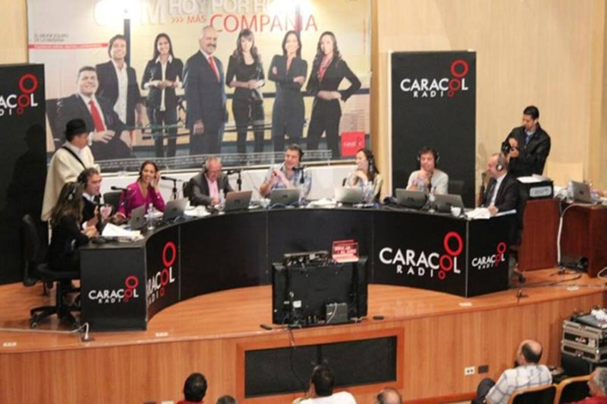 Darío Arizmendi y su equipo desde la ciudad más innovadora del mundo, mostrando lo mejor de Antioquia y sus gentes. Foto: Caracol Radio.
