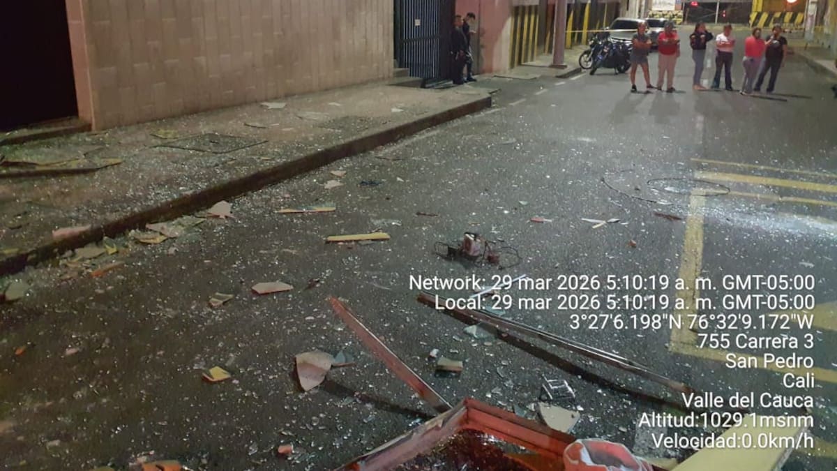 Incendio en cafetería en el centro de Cali tras explosión por fuga de gas dejó una mujer lesionada