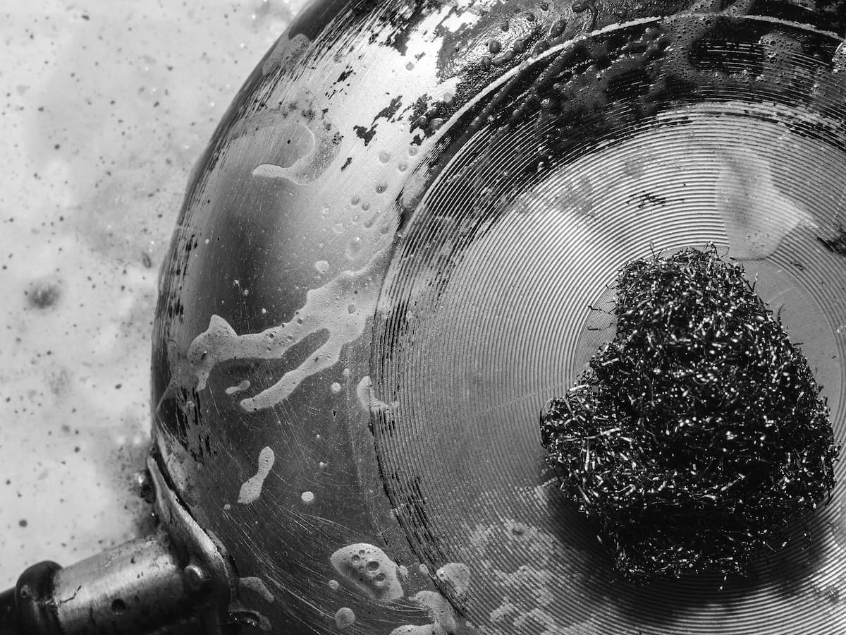 Truco para eliminar quemaduras de sartenes con tres elementos caseros