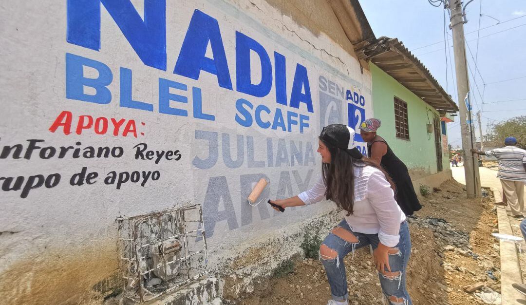 La Representante electa por Bolívar inició esta labor con rodillo en mano y pintura blanca
