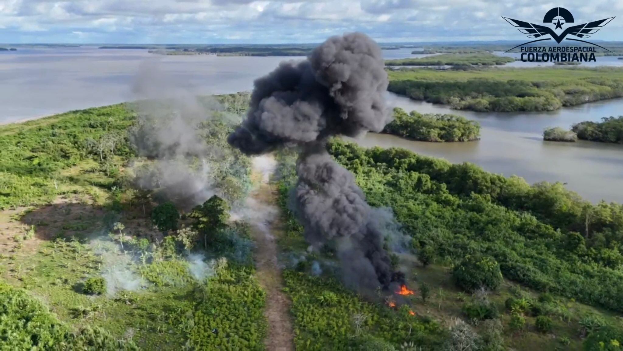 Destrucción pista clandestina en Mosquera.Nariño. Foto:Fuerza Aeroespacial