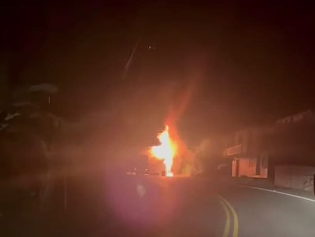 ELN quemó un bus de servicio público en Valdivia, Antioquia. Foto: Cortesía.