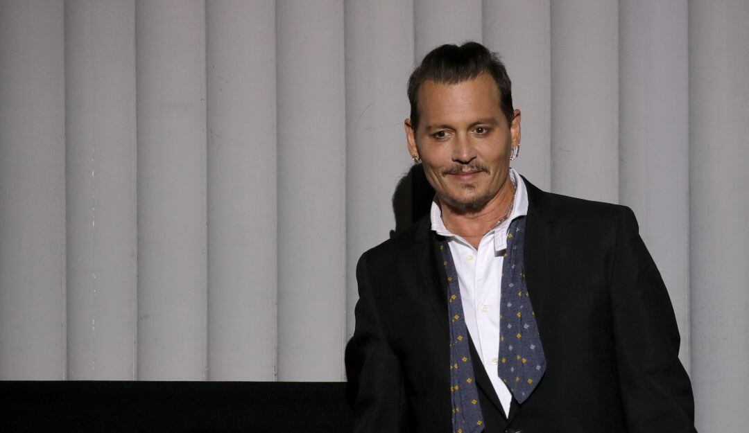 Johnny Depp visita a niños de un hospital vestido de Jack Sparrow
