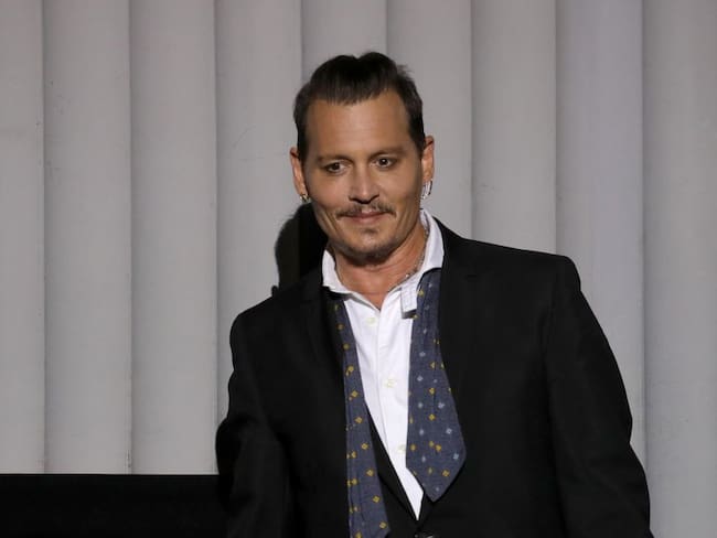 Johnny Depp visita a niños de un hospital vestido de Jack Sparrow