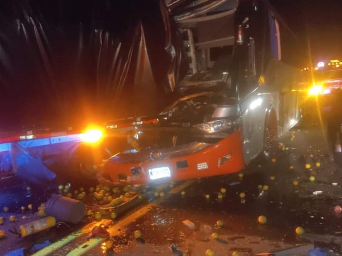 Un muerto y 10 heridos dejó aparatoso accidente de tránsito en la vía Manizales - Medellín